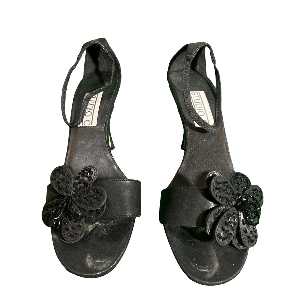 STUDIO C BLACK HEELS WITH DETAILED FLOWER